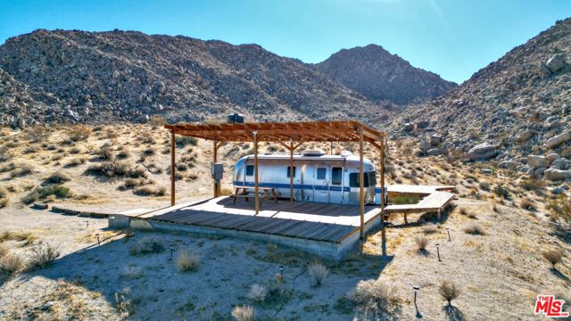 62775 Sullivan Road, Joshua Tree CA: https://media.crmls.org/mediaz/3f5a1618-6147-41dd-8c49-737ffbe1855c.jpg