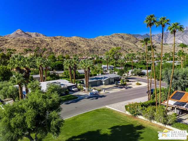 5111 E Bobolink Lane, Palm Springs CA: https://media.crmls.org/mediaz/3f5a2206-982b-4db5-a8b5-0f9a47c5cb90.jpg