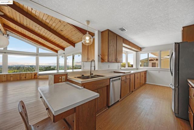 1510 Encanto, Walnut Creek CA: https://media.crmls.org/mediaz/3f5b472b-dff5-4ca3-843b-a4db259a12bc.jpg