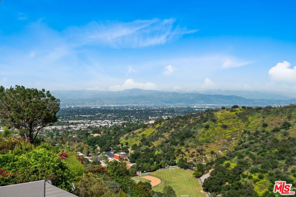 https://media.crmls.org/mediaz/3f5b5a64-50dd-4f00-afb0-01cdb56eece3.jpg?preset=X-Large