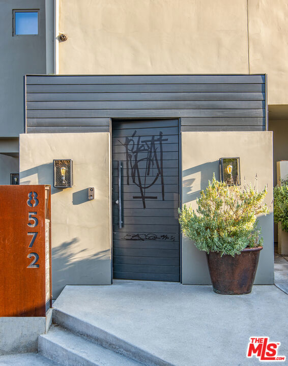8572 Hillside Avenue, Los Angeles CA: https://media.crmls.org/mediaz/3f5cc66e-73f7-4e3a-8dd1-2f73183269a2.jpg