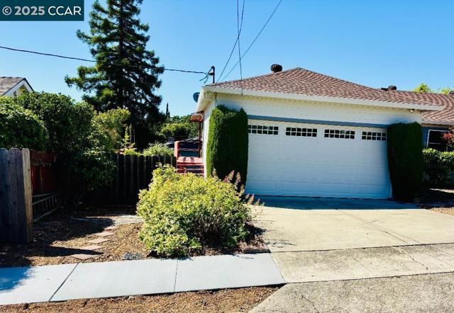 1011 Harbor View Dr, Martinez CA: https://media.crmls.org/mediaz/3f5d3006-83ed-471c-a8fb-6fb4c4254066.jpg