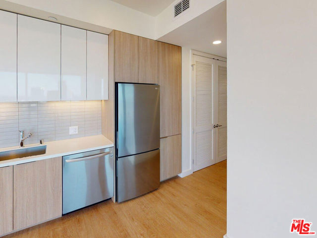 11750 Wilshire Boulevard, Los Angeles CA: https://media.crmls.org/mediaz/3f5d53e5-c255-476e-a11e-04ed5734dc39.jpg