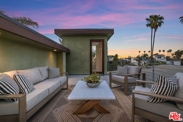 2336 Boone Avenue, Venice CA: https://media.crmls.org/mediaz/3f5df4c2-9103-45d3-883d-d7f40677af29.jpg