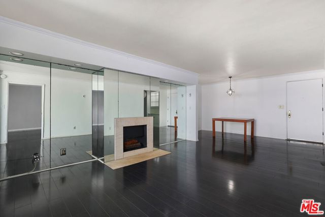 723 Palisades Beach Road, Santa Monica CA: https://media.crmls.org/mediaz/3f5e43be-d909-4448-ba7d-9f213d854ebe.jpg