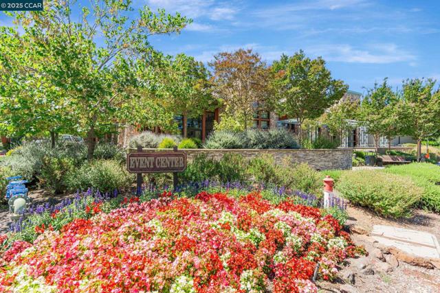 2900 Tice Creek Dr, Walnut Creek CA: https://media.crmls.org/mediaz/3f5e63de-b134-47fb-9e70-d9c54b6522a8.jpg