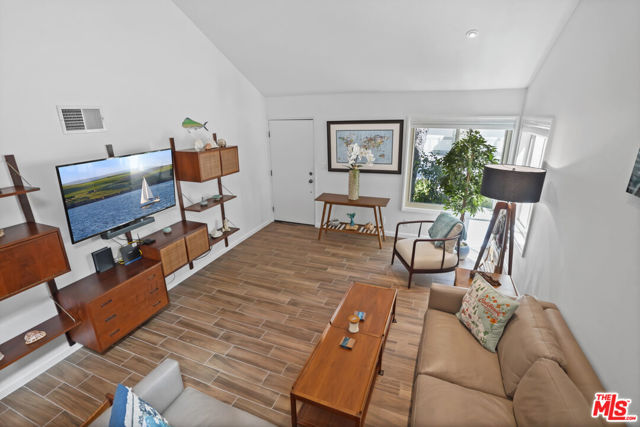 6505 Dume Drive, Malibu CA: https://media.crmls.org/mediaz/3f5fb6ea-ebca-4d8a-a5b8-21acf5271d1b.jpg