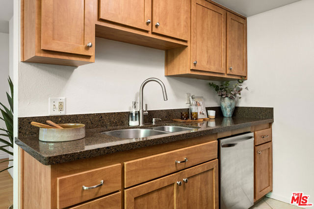 14727 Magnolia Boulevard, 112 photo 7