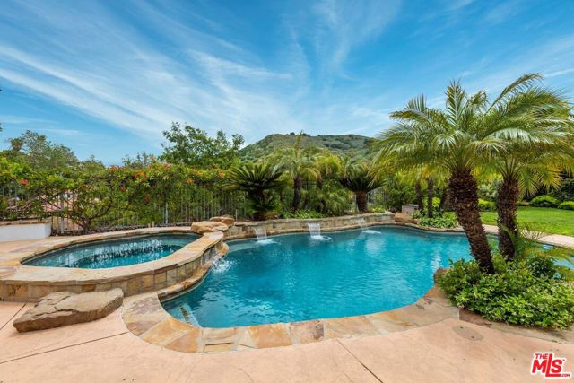 4110 Prado De Los Zorros, Calabasas CA: https://media.crmls.org/mediaz/3f6003f6-6dcc-4491-861d-01cfd40486b6.jpg