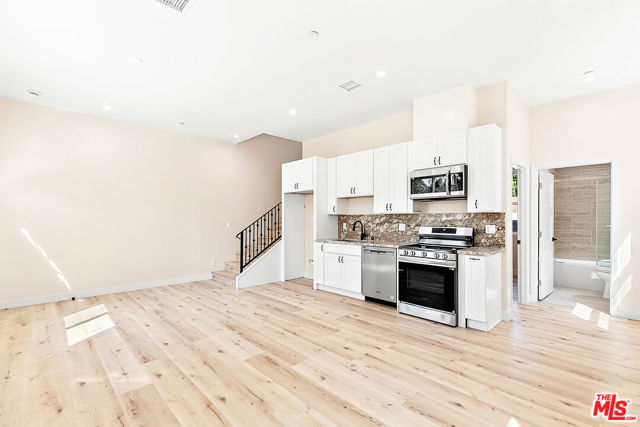 16698 W Moorpark Street, Encino CA: https://media.crmls.org/mediaz/3f602cae-cb82-4f16-aad4-45de70eb651c.jpg