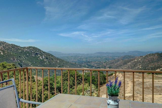 16677 Falcon Heights Rd, Ramona CA: https://media.crmls.org/mediaz/3f608226-4adc-4554-8380-87d48b48eddc.jpg