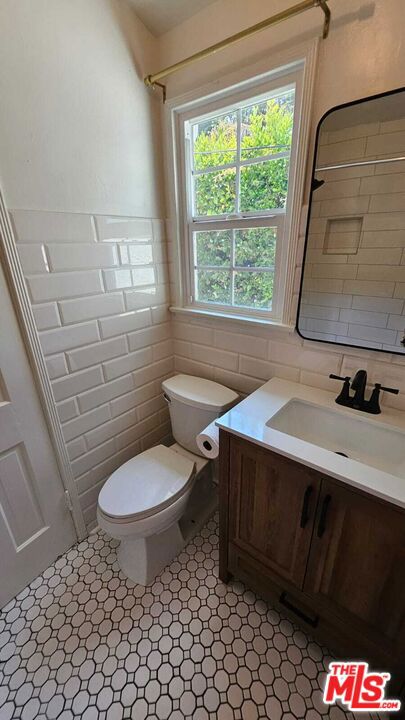 2615 W Edgehill, Los Angeles CA: https://media.crmls.org/mediaz/3f618d73-28dd-485f-91a2-cc135c76d308.jpg