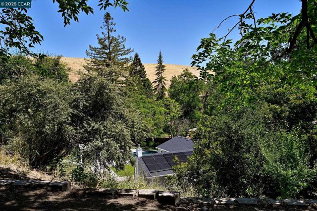 3352 Betty Ln, Lafayette CA: https://media.crmls.org/mediaz/3f619dcf-dbb1-4cee-8192-31db7b15c6b0.jpg