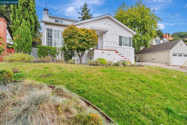 147 Covington St, Oakland CA: https://media.crmls.org/mediaz/3f61e2a7-de36-4a91-a4ca-f9318a25505a.jpg