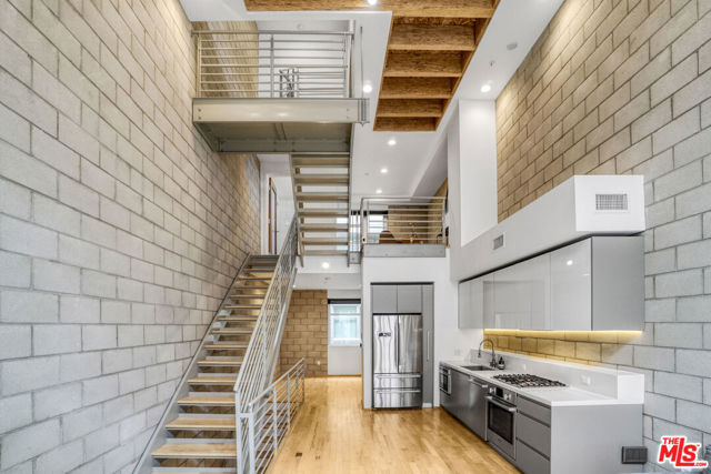 3450 Cahuenga Boulevard, Los Angeles CA: https://media.crmls.org/mediaz/3f62705e-fb17-4633-81ec-63d1c74ba161.jpg