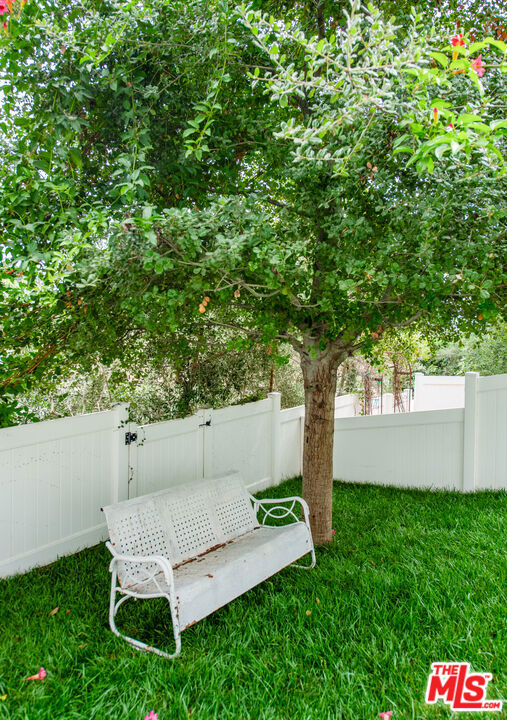 https://media.crmls.org/mediaz/3f6276a2-b64a-4715-b915-776f44ef6689.jpg?preset=X-Large