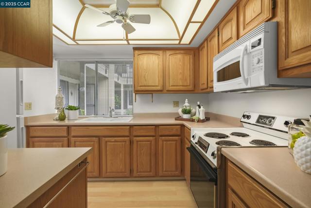 975 Terra California Dr, Walnut Creek CA: https://media.crmls.org/mediaz/3f64168c-b118-4229-8f8d-1adab70d0c8f.jpg