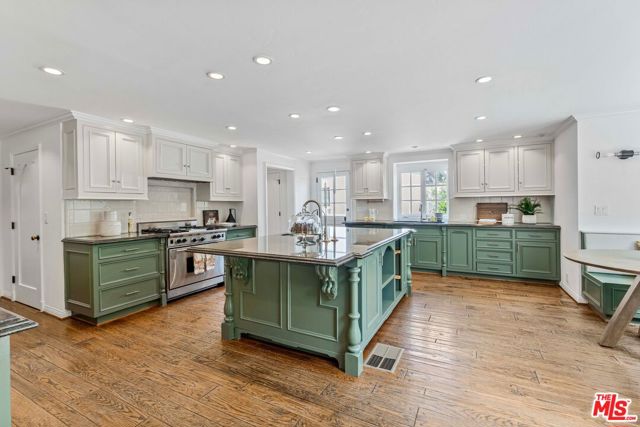 217 17th Street, Santa Monica CA: https://media.crmls.org/mediaz/3f653ac6-7970-4b57-ad3f-3647b12f6008.jpg