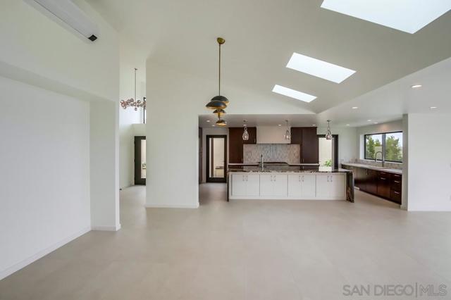 14066 Crest Way, Del Mar CA: https://media.crmls.org/mediaz/3f65827c-2f5a-40e9-902e-a81d33eb382e.jpg