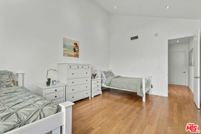 1506 S Bentley Avenue, Los Angeles CA: https://media.crmls.org/mediaz/3f666161-5ef4-43d4-8ec2-d07b823d27d4.jpg