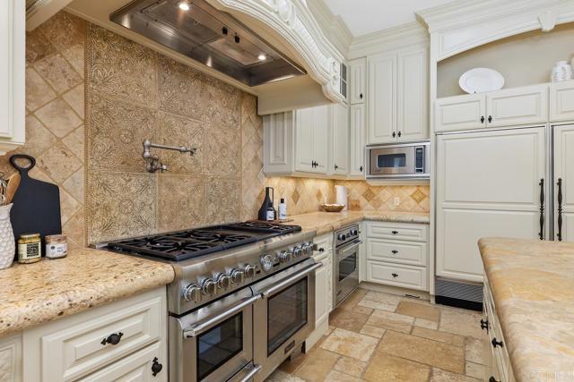 5015 Rancho Quinta Bend, San Diego CA: https://media.crmls.org/mediaz/3f669219-3d86-411f-9fb2-f71bf53d0dd9.jpg