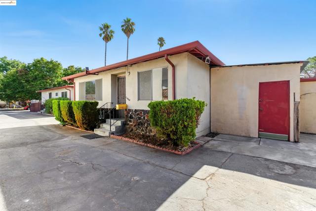 3464 Michael Dr, Redwood City CA: https://media.crmls.org/mediaz/3f66aa94-f383-4711-af55-099302919d7f.jpg