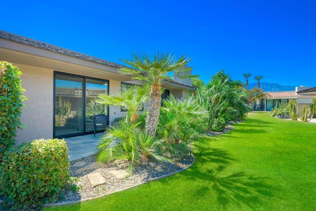 6 Oxford Court, Rancho Mirage CA: https://media.crmls.org/mediaz/3f671896-2d8e-4a9e-93d6-c7cdc2278328.jpg