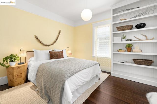 824 Arlington Avenue, Oakland CA: https://media.crmls.org/mediaz/3f67e52f-83b6-45ae-abae-0f3049cc8474.jpg