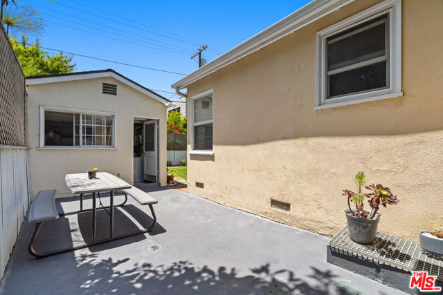 2421 Cloy Avenue, Venice CA: https://media.crmls.org/mediaz/3f681c08-f0a0-475f-999a-2cec269d8323.jpg