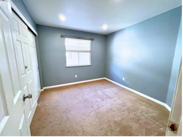 85 Phillips Ct, Tracy CA: https://media.crmls.org/mediaz/3f686d92-4053-4570-870b-86a44470da98.jpg