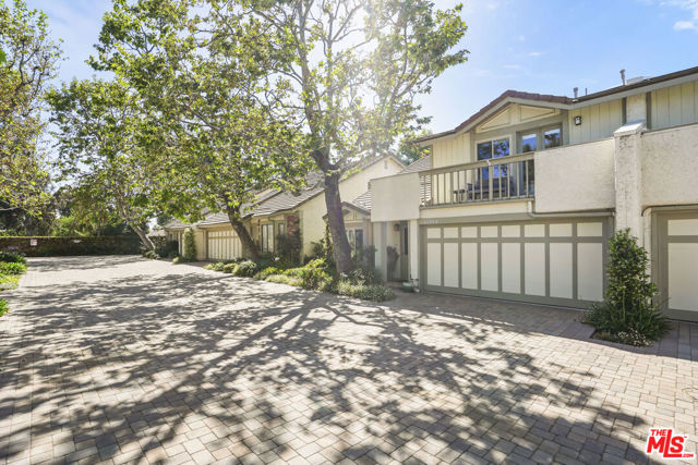 6505 Dume Drive, Malibu CA: https://media.crmls.org/mediaz/3f68b898-0da7-401e-9d6a-95f53b139ce8.jpg