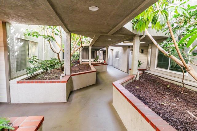 Detail Gallery Image 4 of 50 For 961 E California Bld #109,  Pasadena,  CA 91106 - 2 Beds | 2/1 Baths