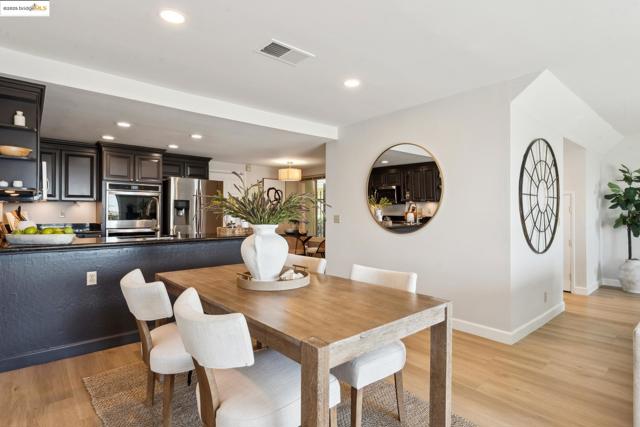 93 Thousand Oaks St, Oakland CA: https://media.crmls.org/mediaz/3f6b50a8-e01c-40ad-aee1-0aacf2069c20.jpg