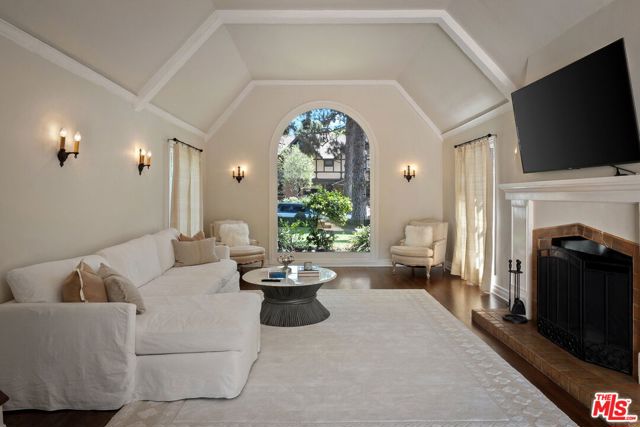 504 24Th Street, Santa Monica CA: https://media.crmls.org/mediaz/3f6c4aed-f5dd-4850-a688-7c86f634a59b.jpg
