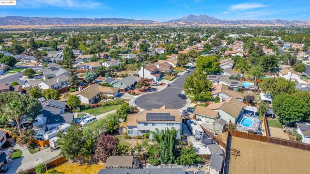 235 Pecan Pl, Brentwood CA: https://media.crmls.org/mediaz/3f6cf119-f8aa-4036-b8c6-6ebb412c66e9.jpg