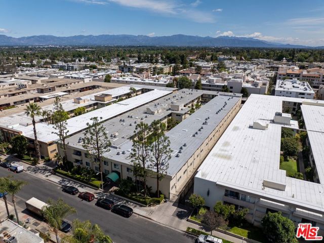 5328 Newcastle Avenue, Encino CA: https://media.crmls.org/mediaz/3f6d506d-27d5-402d-bb94-f47cd6b3ebde.jpg