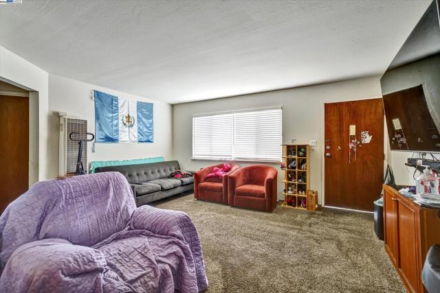 656 Berry Ave, Hayward CA: https://media.crmls.org/mediaz/3f6f8d0e-bcb9-490f-a05d-5f3f1b8cb66b.jpg