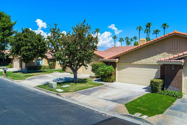 4 Maximo Way, Palm Desert CA: https://media.crmls.org/mediaz/3f71ae66-d948-438d-a3c7-1cb194615603.jpg