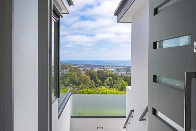 1110 Solana Drive, Del Mar CA: https://media.crmls.org/mediaz/3f72b9f9-1b03-4c58-b928-cad0c447cbe7.jpg