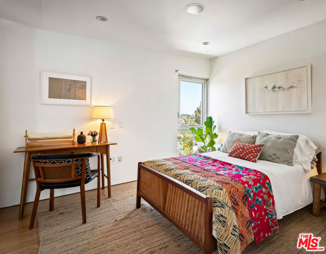 3813 Ronda Vista Place, Los Angeles CA: https://media.crmls.org/mediaz/3f739f94-5007-45c8-bb7e-d78ece7d9b2e.jpg