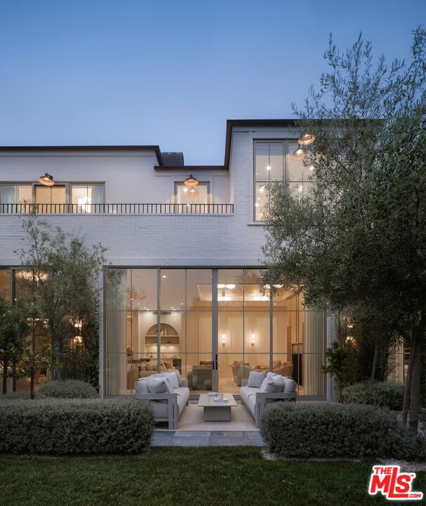 127 S Burlingame Avenue, Los Angeles CA: https://media.crmls.org/mediaz/3f73a572-89fd-46ce-b9e9-27b52ec2f83a.jpg