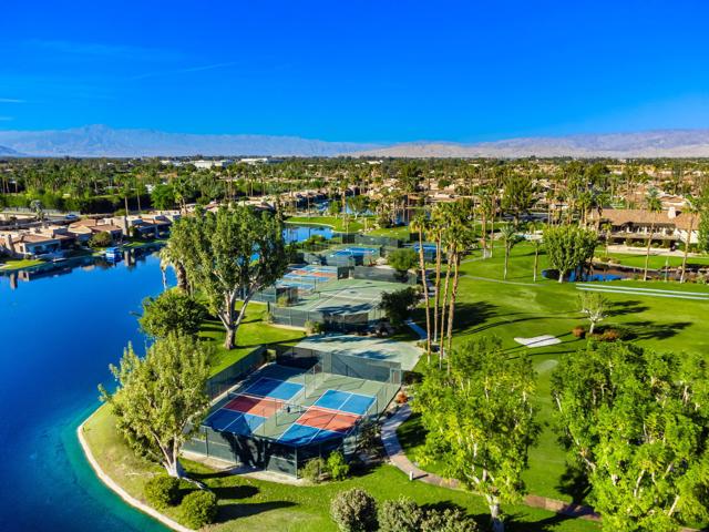 153 Lake Shore Drive, Rancho Mirage CA: https://media.crmls.org/mediaz/3f73b248-51d5-4d3b-a012-afab24c41afe.jpg