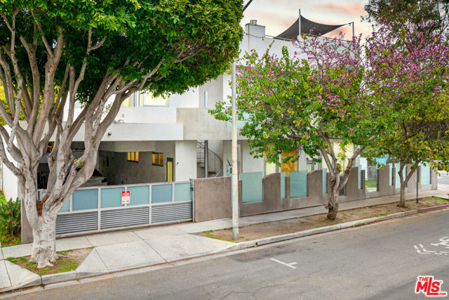 801 Westbourne Drive, West Hollywood CA: https://media.crmls.org/mediaz/3f747e08-5c17-4a95-96be-7ac00010315e.jpg