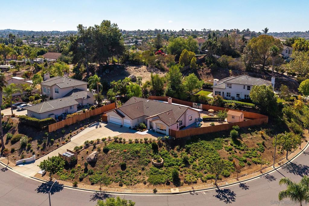 1935 Cresthaven Dr