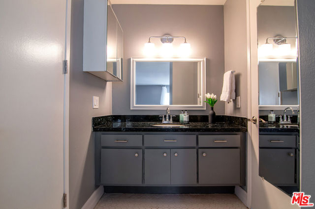 6000 Canterbury Drive, Culver City CA: https://media.crmls.org/mediaz/3f7661fb-27cb-43ea-b216-448b10e9a3c3.jpg