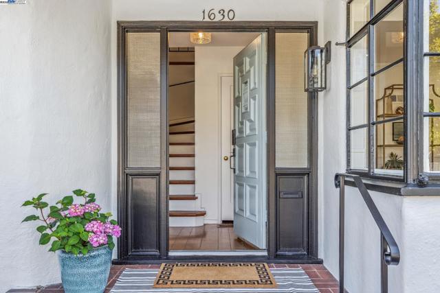 1630 Dayton Ave, Alameda CA: https://media.crmls.org/mediaz/3f76ed2b-91f0-44b5-b774-73028906f1f7.jpg