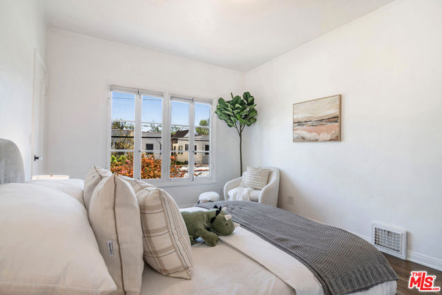 336 N Orange Drive, Los Angeles CA: https://media.crmls.org/mediaz/3f77f80d-f97f-4368-859b-254be05c168c.jpg