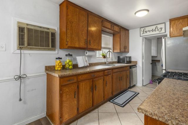 642 Carlsbad St., Spring Valley CA: https://media.crmls.org/mediaz/3f797a81-72dc-4786-a271-3ef50d876e71.jpg