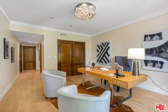9249 Burton Way, Beverly Hills CA: https://media.crmls.org/mediaz/3f79aff7-a658-4448-a0a2-5423a4648d8e.jpg