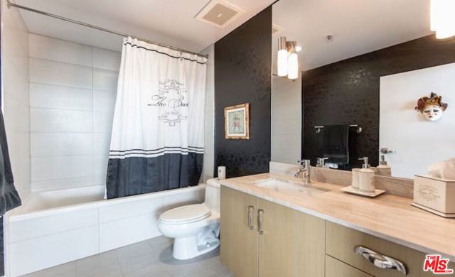 530 S Hewitt Street, Los Angeles CA: https://media.crmls.org/mediaz/3f79ca09-e6b7-461b-aea6-41f34fbc94c7.jpg